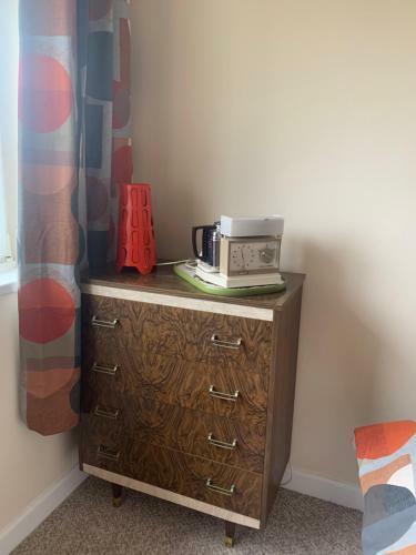 Retro Refurbished 2 Bed Bungalow -garden / Parking