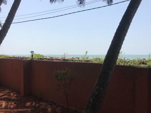 Hostal Kizhunna Rock Beach House