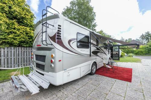 Apartamento Uhse Ami Wohnmobil Mit Erker