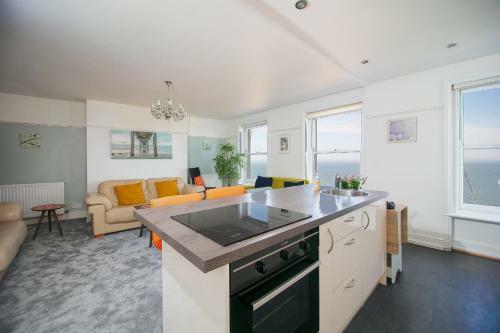 Horizon View - Charming Sea View Apartment In Central Location
