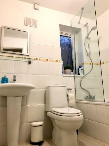 Hostal Family Room - Spacious Place With Full Kitchen