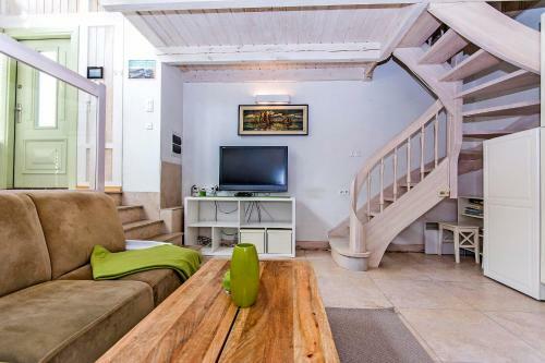 Carlo Rentyear Apartments