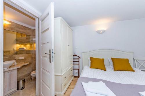 Carlo Rentyear Apartments