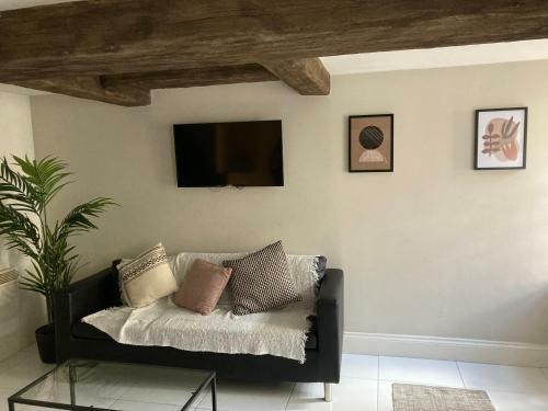 Lancaster Central Contemporary Studio Apartment- 4