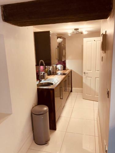 Lancaster Central Contemporary Studio Apartment- 4