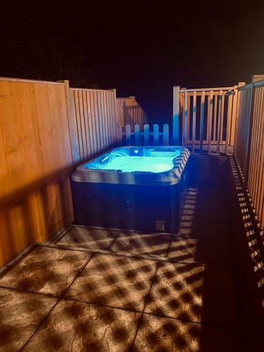 The Beehive -stunning Views - Hot Tub - Romantic