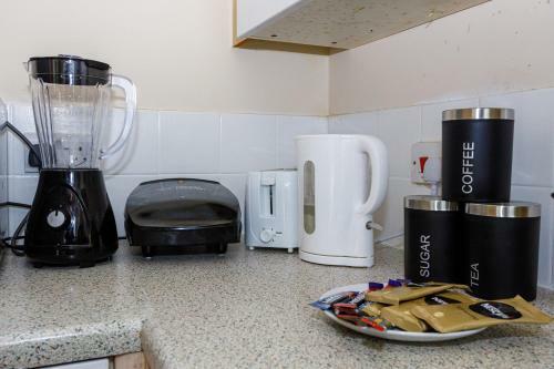 6 Beds Sleeps 7- Elegance Leisure Stay, Oldham