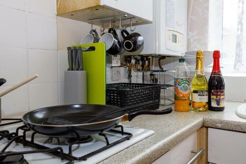 6 Beds Sleeps 7- Elegance Leisure Stay, Oldham