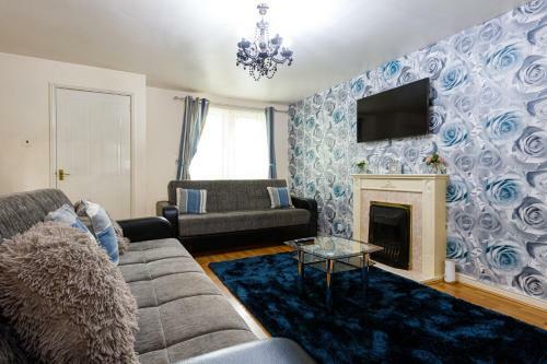 6 Beds Sleeps 7- Elegance Leisure Stay, Oldham