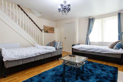 6 Beds Sleeps 7- Elegance Leisure Stay, Oldham