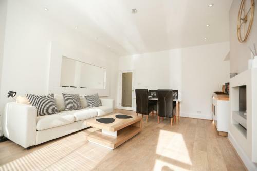 Stylish 1 Bed Apartment In Town Centre