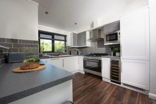 Juniper Lodge, 28 Roadford Lake Lodges