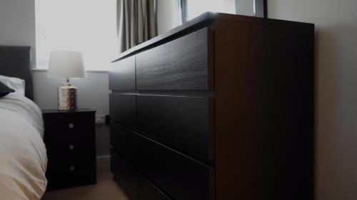 Modern & Spacious Leeds City Centre Apartment With Parking - Sleeps 5