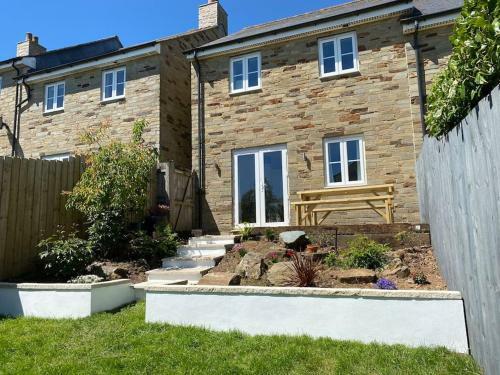 Stylish 3 Bed Home With Allocated Parking For 2