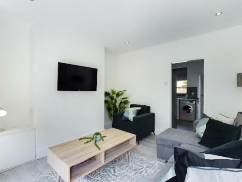 Gorst House 2 Bed House, Sleeps 4 Close To Stadium