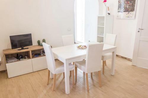 [downtown Selinus] Bright Apartment With Courtyard
