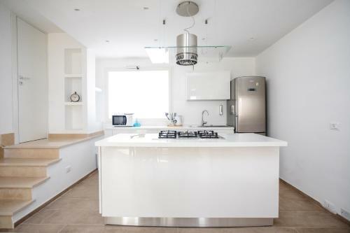 Izzhome Bellavita Apartment