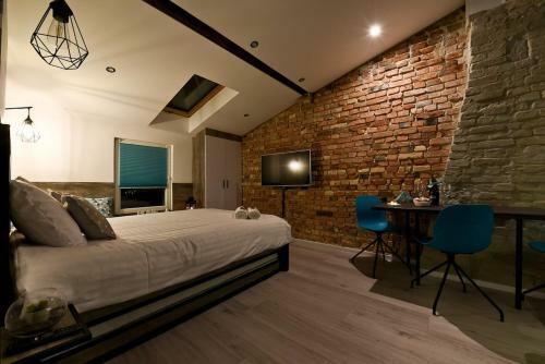 Steel And Wood Apartment
