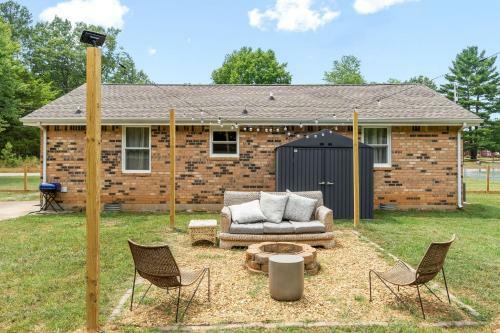 Cozy And Quaint In Clarksville-