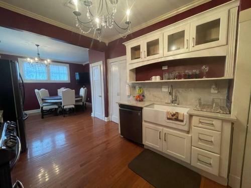 4 Bedroom Gem And All Dat Jazz!!!