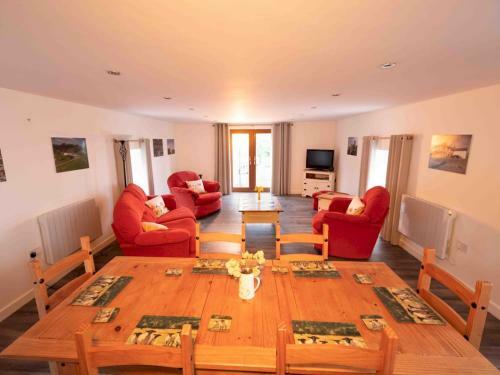 Pass The Keys Spacious Converted Barn Close To Lampeter
