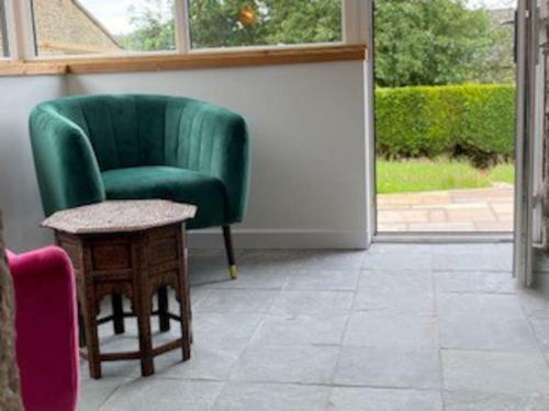 Peak View - Log Burner, Peak District Village, Parking, Walks