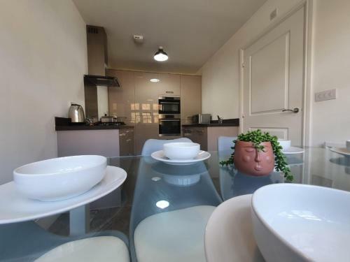 Cheerful 4-bed Townhouse With Free Parking