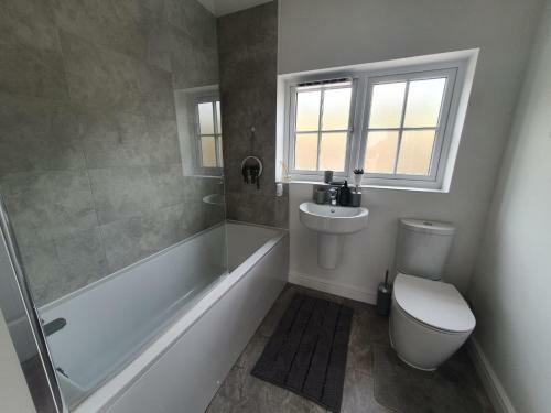 Cheerful 4-bed Townhouse With Free Parking