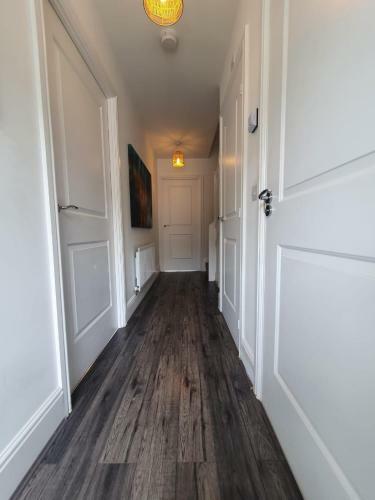 Cheerful 4-bed Townhouse With Free Parking