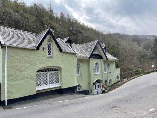 Posada Cottage Inn, Microbrewery, Thai Restaurant