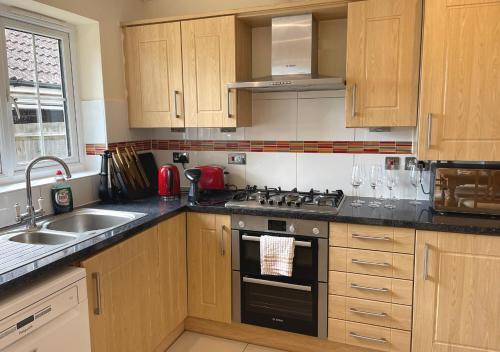 Maidstone Holiday Home (Sleeps 8)