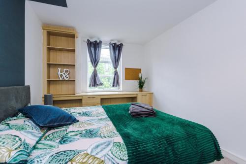 Large Central Manchester Apartment - Sleeps 10