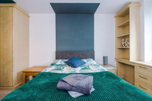 Large Central Manchester Apartment - Sleeps 10
