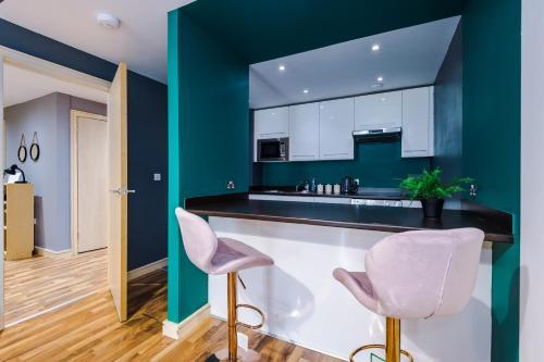Large Central Manchester Apartment - Sleeps 10