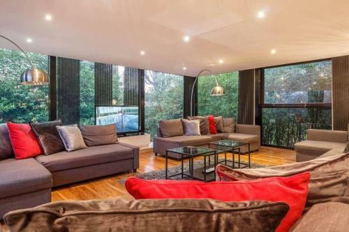 Mansion With Pool & Hot Tub Manchester