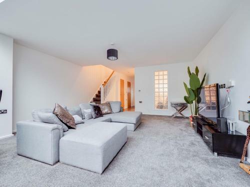 Pass The Keys Spacious And Modern Property With Parking And Garden