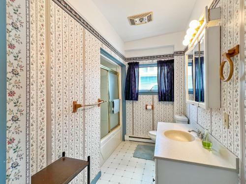 W148 Wonderful Beachfront Property For A Family Vacation