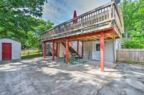 District Heights Apartment With Patio And Seating