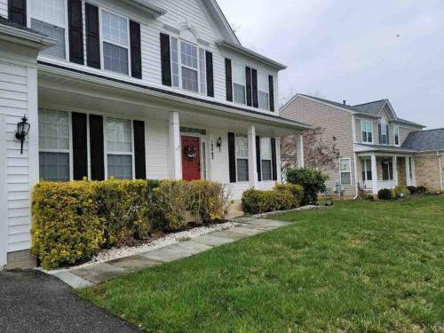Cheerful 4 Bedroom Home With Fireplace.