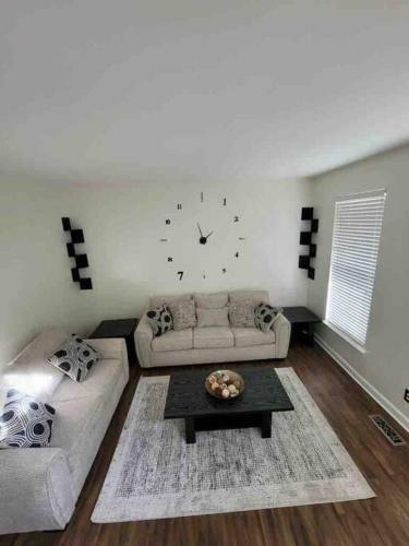 Cheerful 4 Bedroom Home With Fireplace.