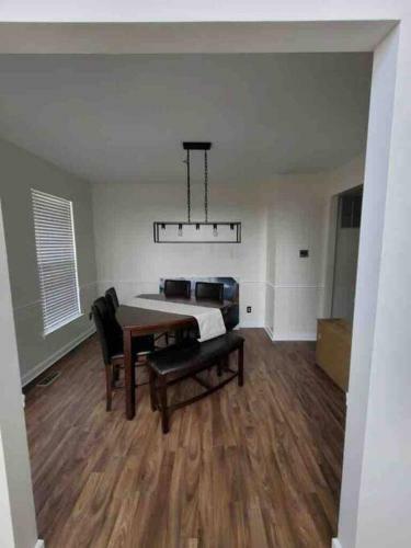 Cheerful 4 Bedroom Home With Fireplace.