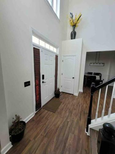 Cheerful 4 Bedroom Home With Fireplace.