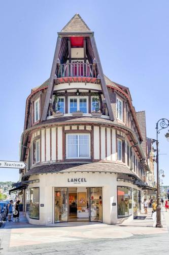 House With Private Courtyard In Deauville