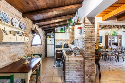 Villa Suq Near The Sandy Beach, Parking & Wifi