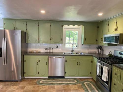 Cozy Three Bedroom Cottage. Close To The Beach!