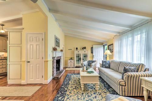 Charming Hyannis Home About 1 Mi To Beach Access!