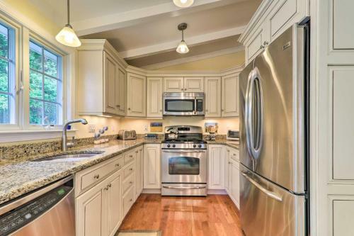 Charming Hyannis Home About 1 Mi To Beach Access!