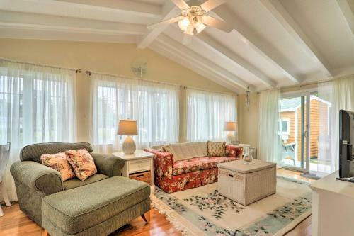 Charming Hyannis Home About 1 Mi To Beach Access!