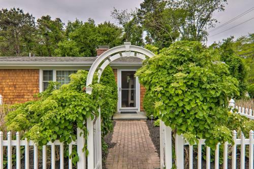 Charming Hyannis Home About 1 Mi To Beach Access!