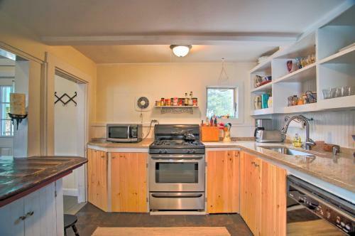 Historic Cape Cod Home With Fire Pit - Walk To Beach!